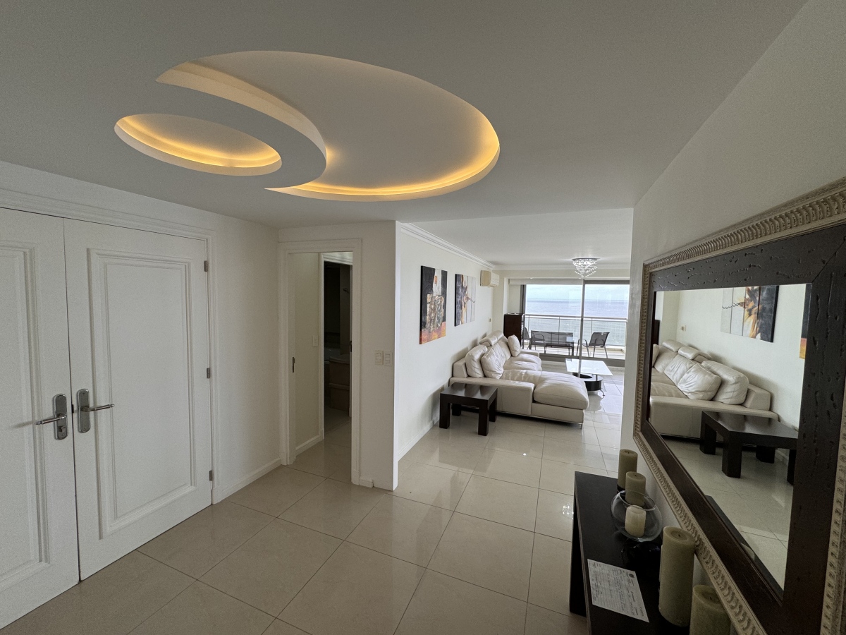  Apartamento en venta de 4 dormitorios en Playa Brava, Punta del Este