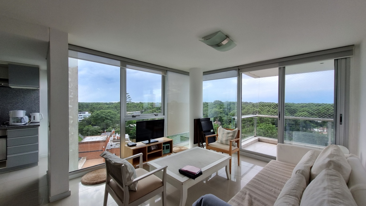  Amplio apartamento de 2 dormitorios y 2 baños, ubicado en un punto estratégico, cerca de todo, con terraza tipo patio.