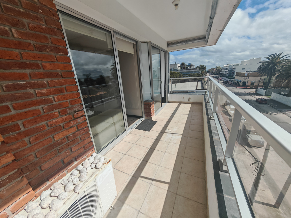  Apartamento en venta de 1 dormitorio y medio en Punta del este buen sol y vista al mar