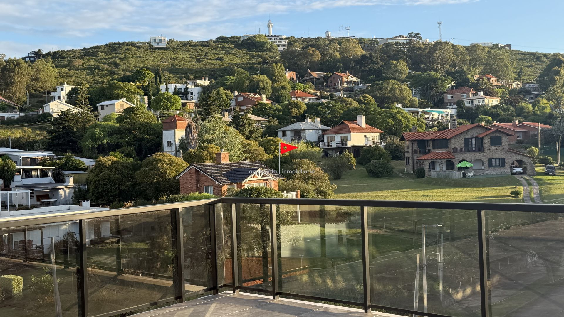  Espectacular Apartamento Esquinero con Vista Panorámica Total sobre Piriápolis 307