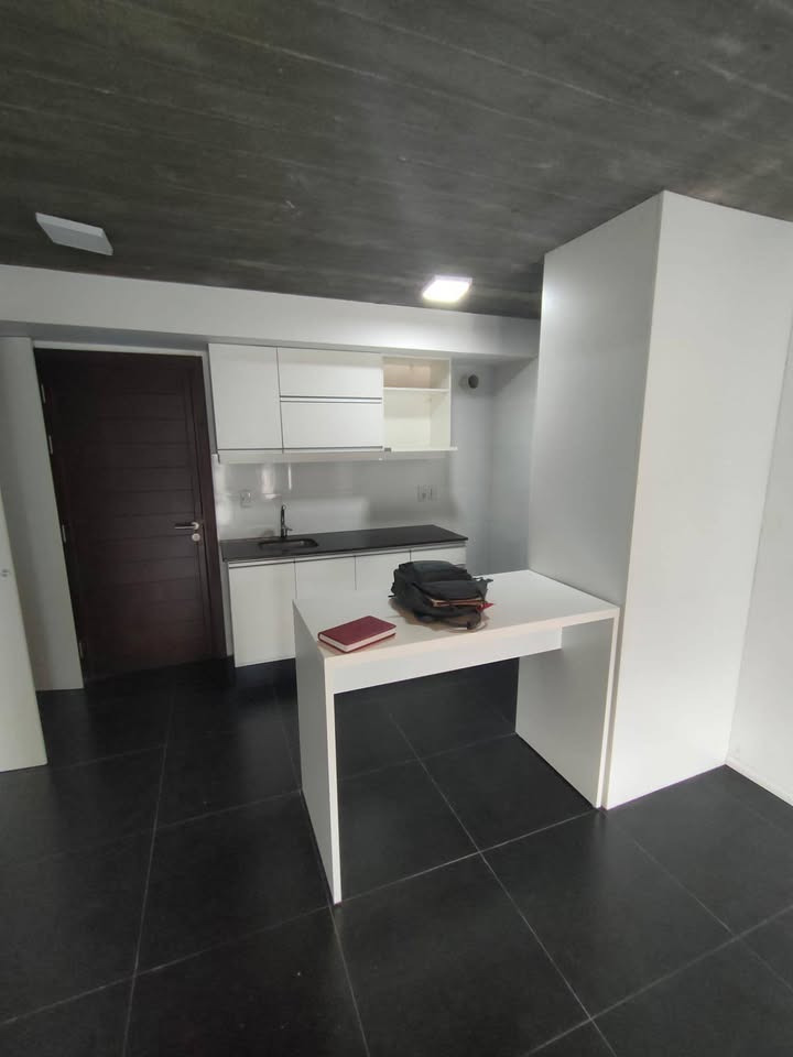  Apartamento en Pocitos, 1 dormitorio, Cochera, Patio, Parrillero. G.
