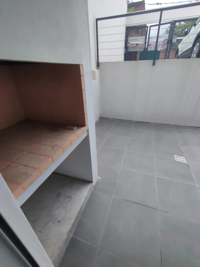  Venta Ap 1 Dormitorio Patio, Parrillero,Cochera Pocitos. H