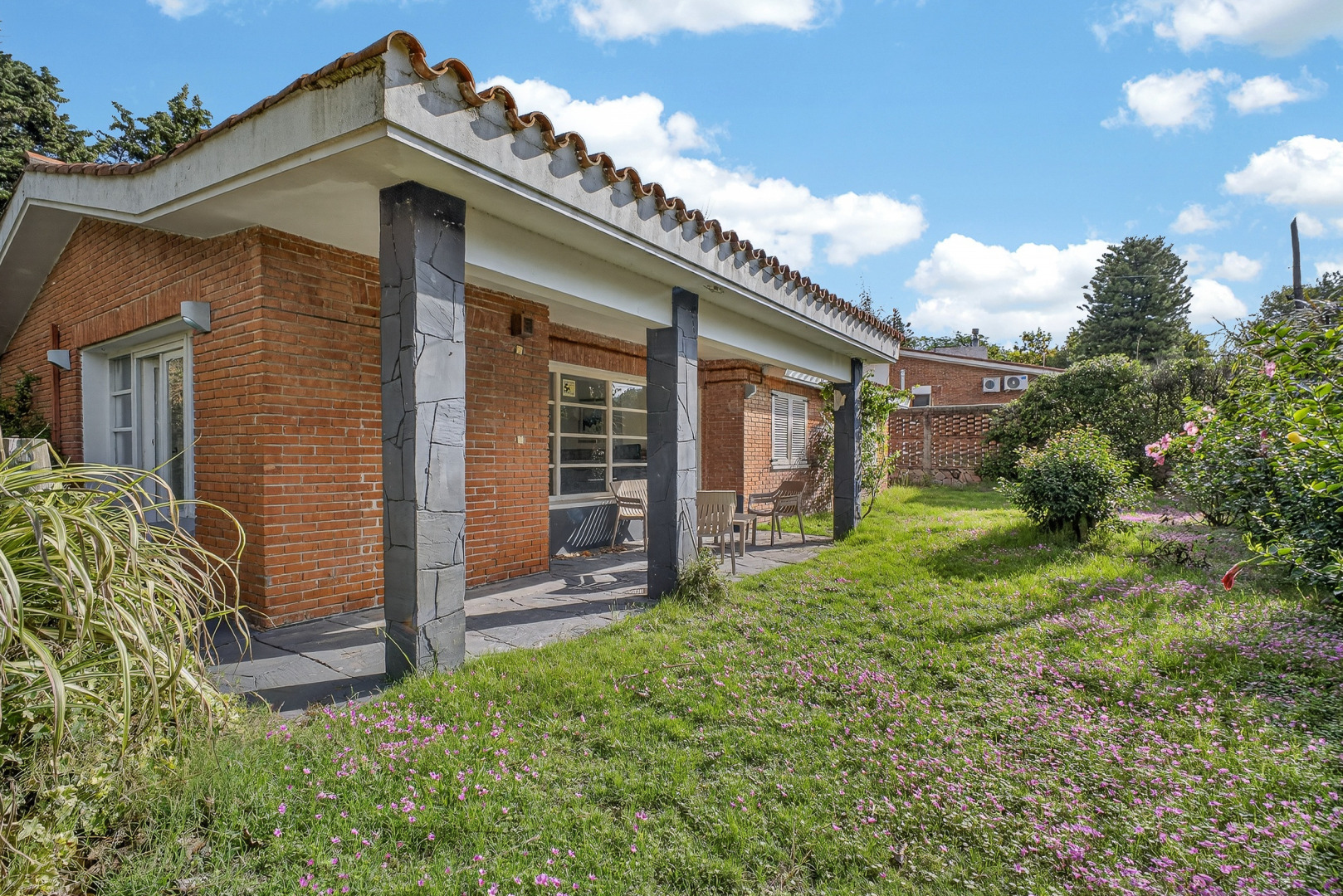  Casa de excelente construcción en zona residencial de Cantegril