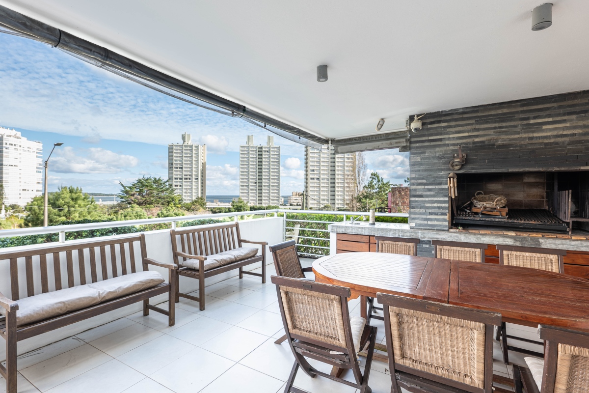  Apartamento en Venta 3 Dormitorios con Parrillero - Playa Mansa - Punta del Este 