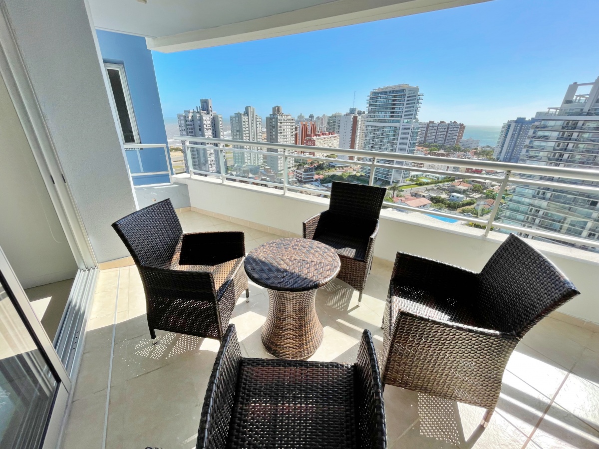  Venta de apartamento Torre con servicios en PUNTA DEL ESTE zona BRAVA