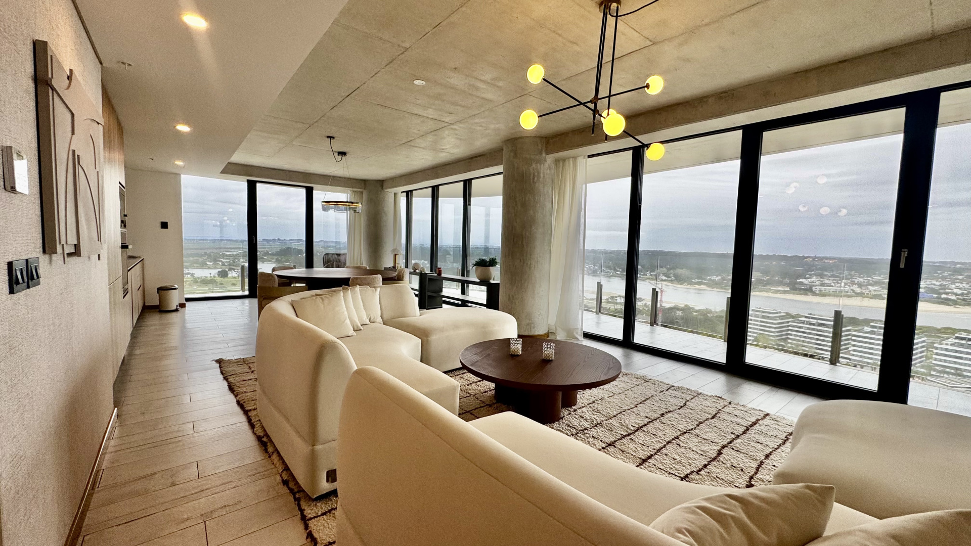  ALQUILER IMPONENTE APARTAMENTO 2 DORMITORIOS EN SURFSIDE
