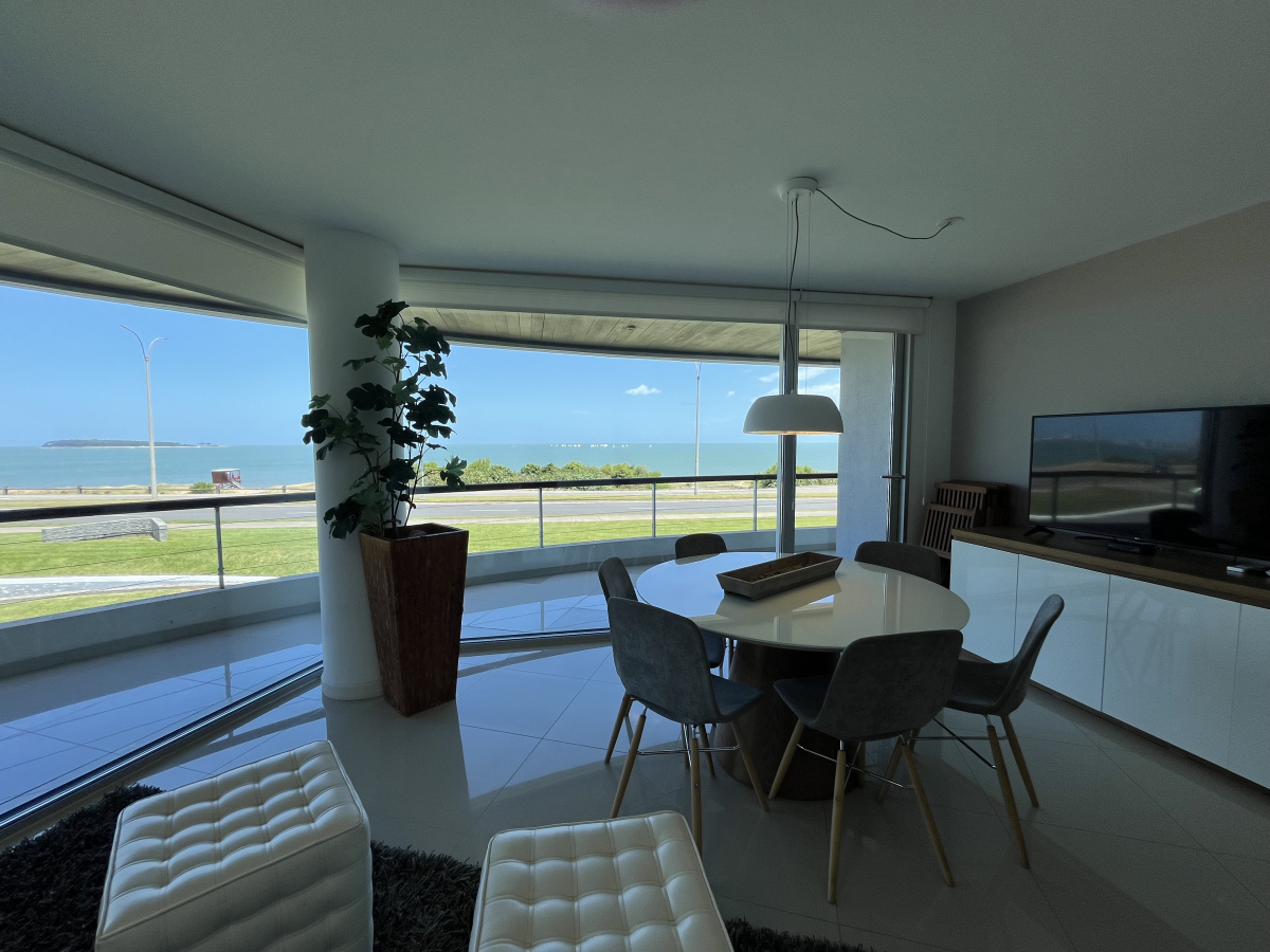  Venta Apartamento Primera Linea Mansa frente al mar con Parrillero propio. Punta del Este Uruguay