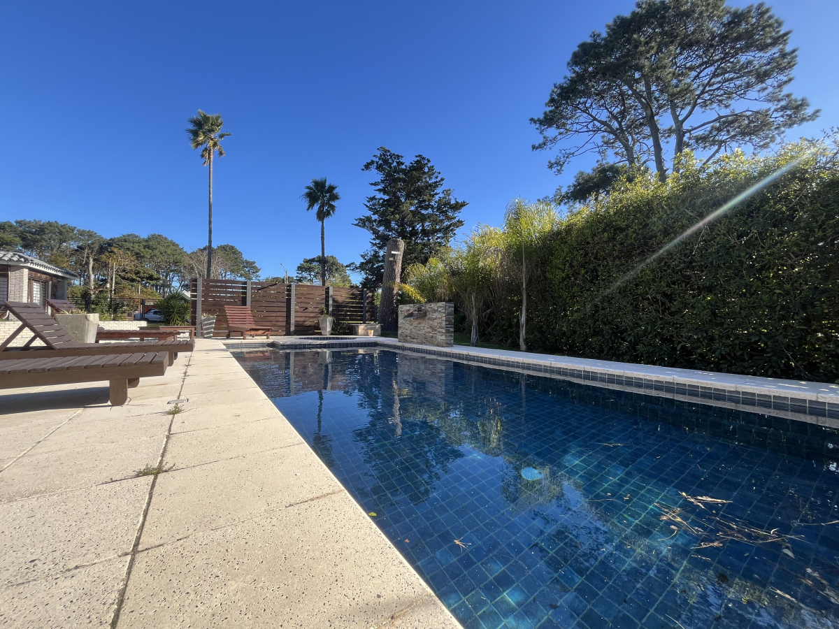  Venta Casa Punta del Este 4 dormitorios en Barrio Marly Punta del Este con piscina 