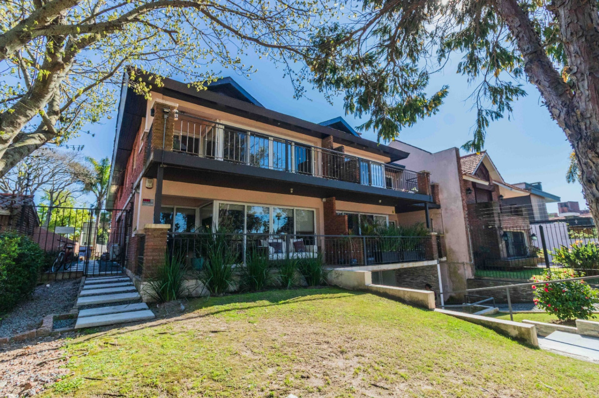  Apartamento en venta 3 dormitorios c/ cochera doble y jardín en Carrasco