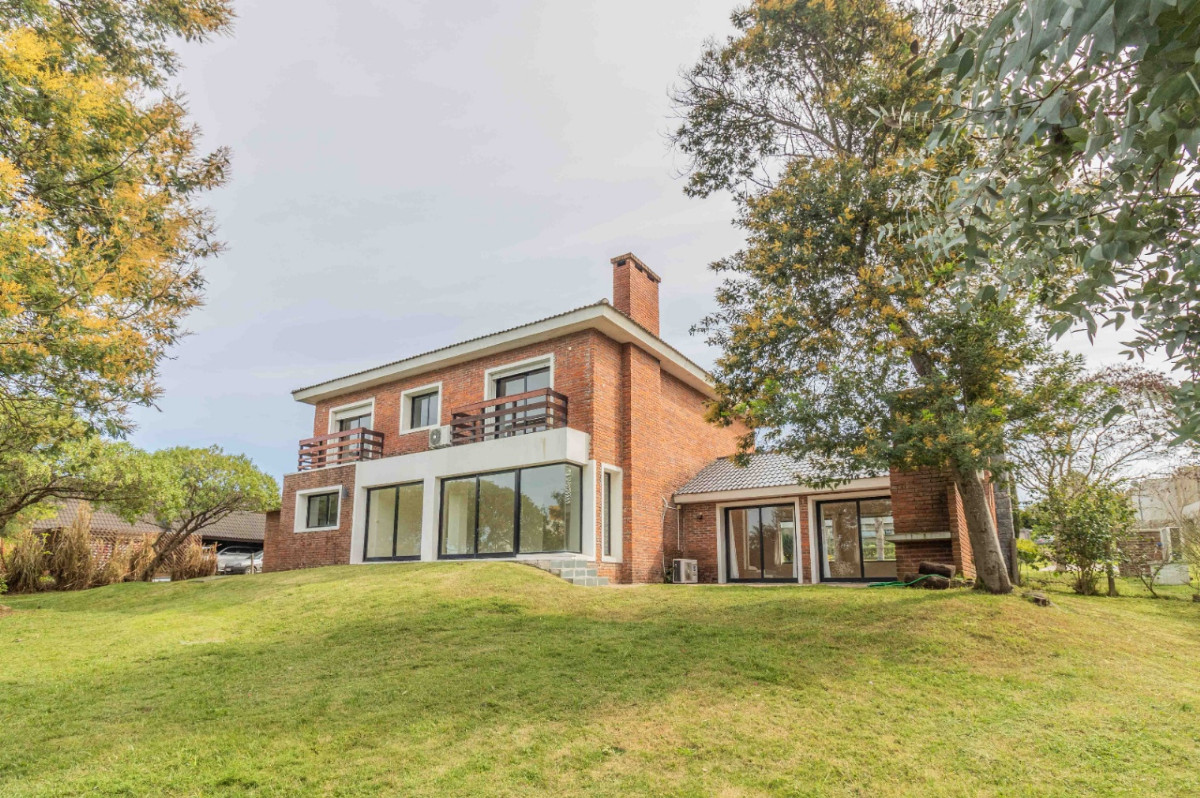  Casa en venta de 5 dormitorios c/ cochera en Barrio Privado Carmel