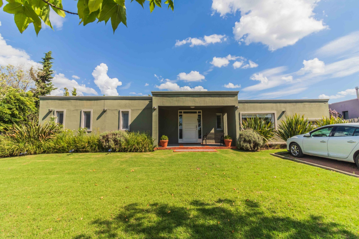  Casa en venta de 3 dormitorios c/ cochera en Barrio Colinas de Carrasco