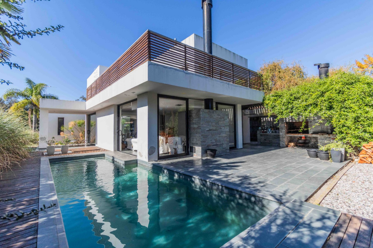  Casa en venta de 5 dormitorios c/ cochera en La Tahona