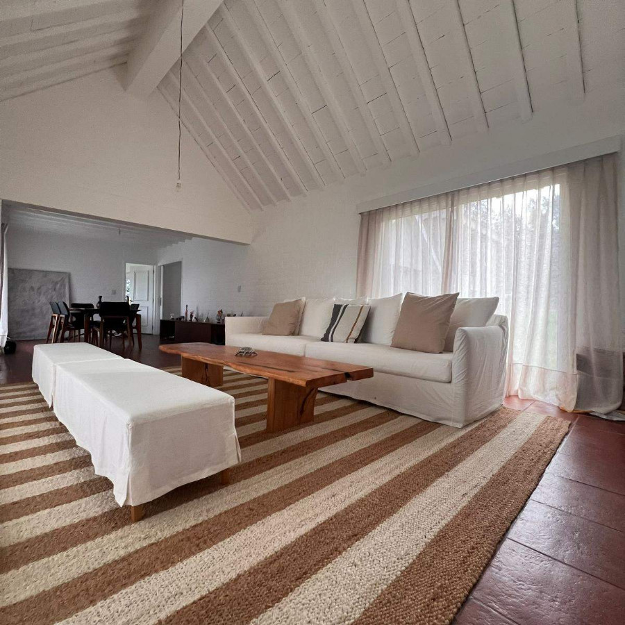  Casa en venta de 4 dormitorios c/ cochera en La Tahona