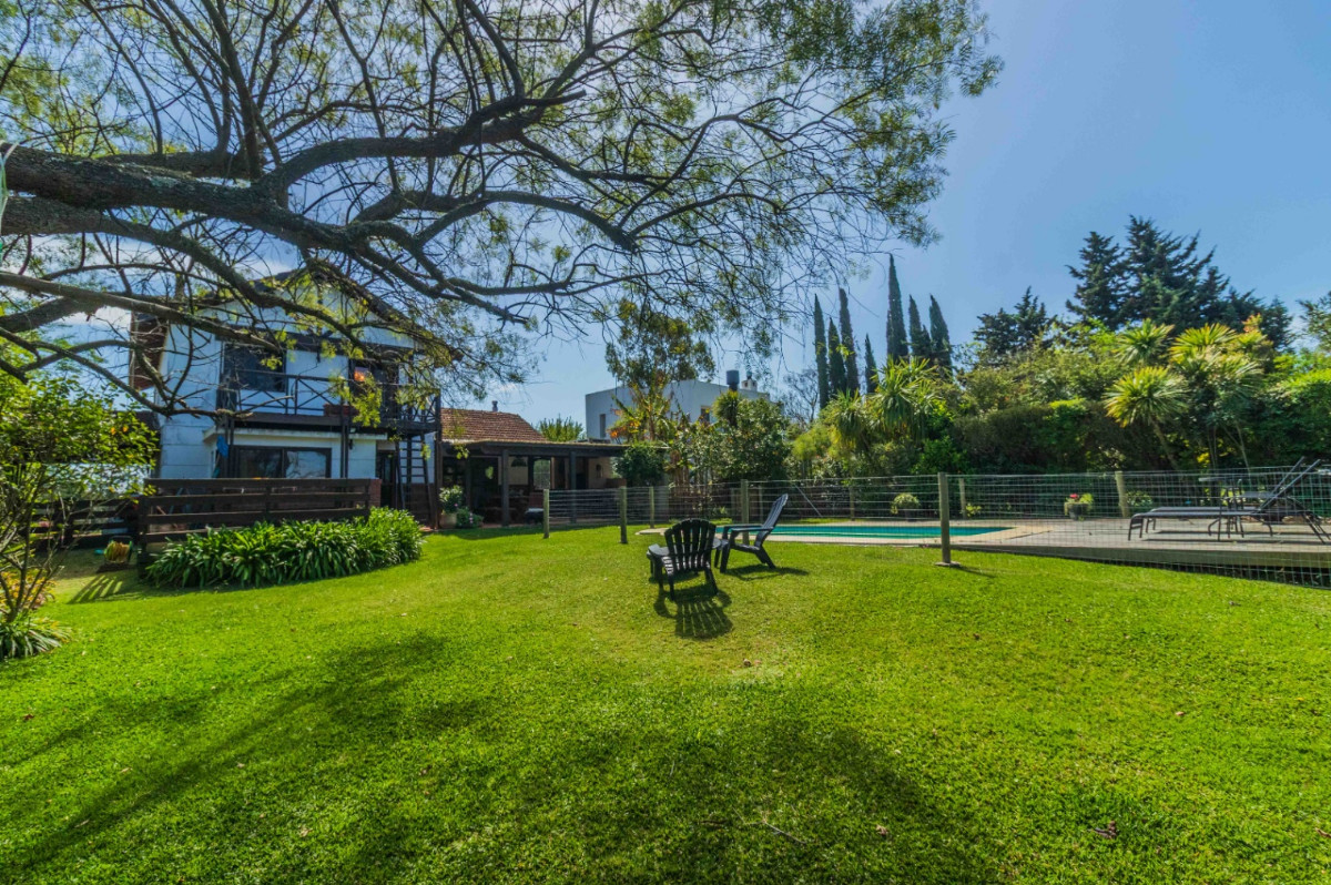  Casa en venta c/ cochera en Lomas de la Tahona