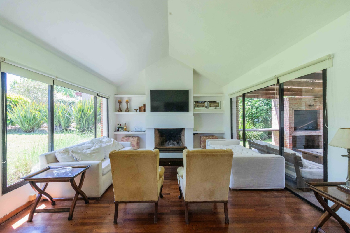  Casa en venta c/ cochera en Lomas de la Tahona