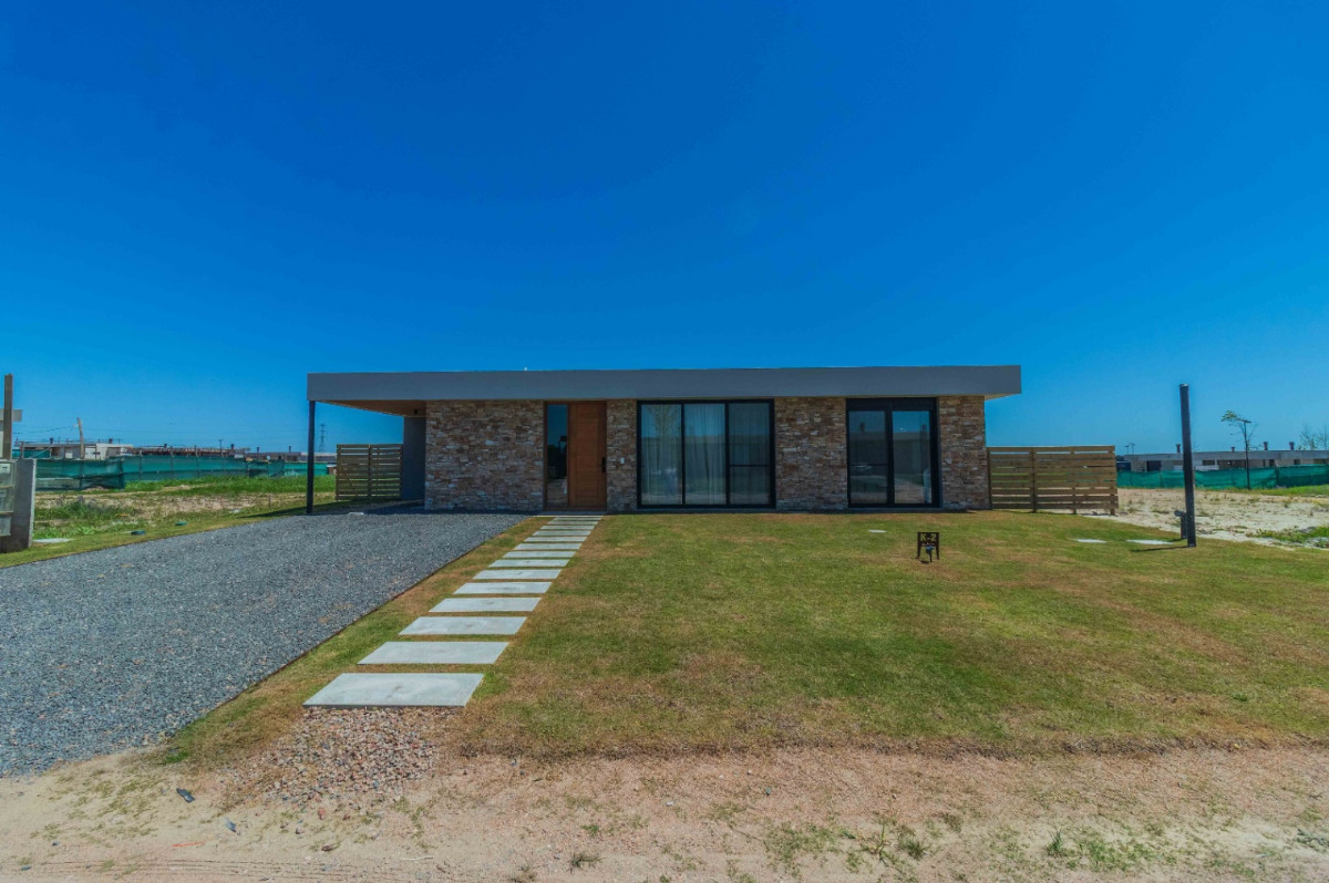  Casa en venta c/ cochera en La Juana