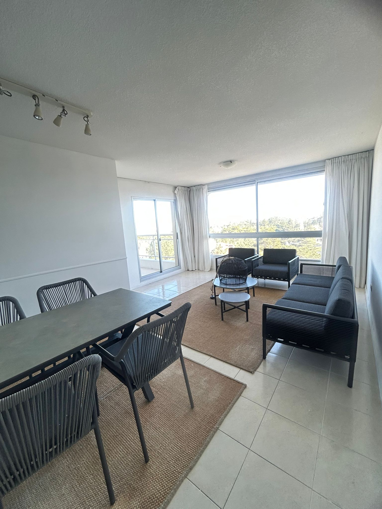  ALQUILER Y VENTA de apartamento 3 dormitorios frente a punta shopping