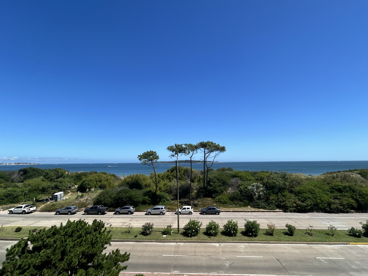  Venta de Apartamento de 4 dormitorios en Playa Mansa, Punta del Este